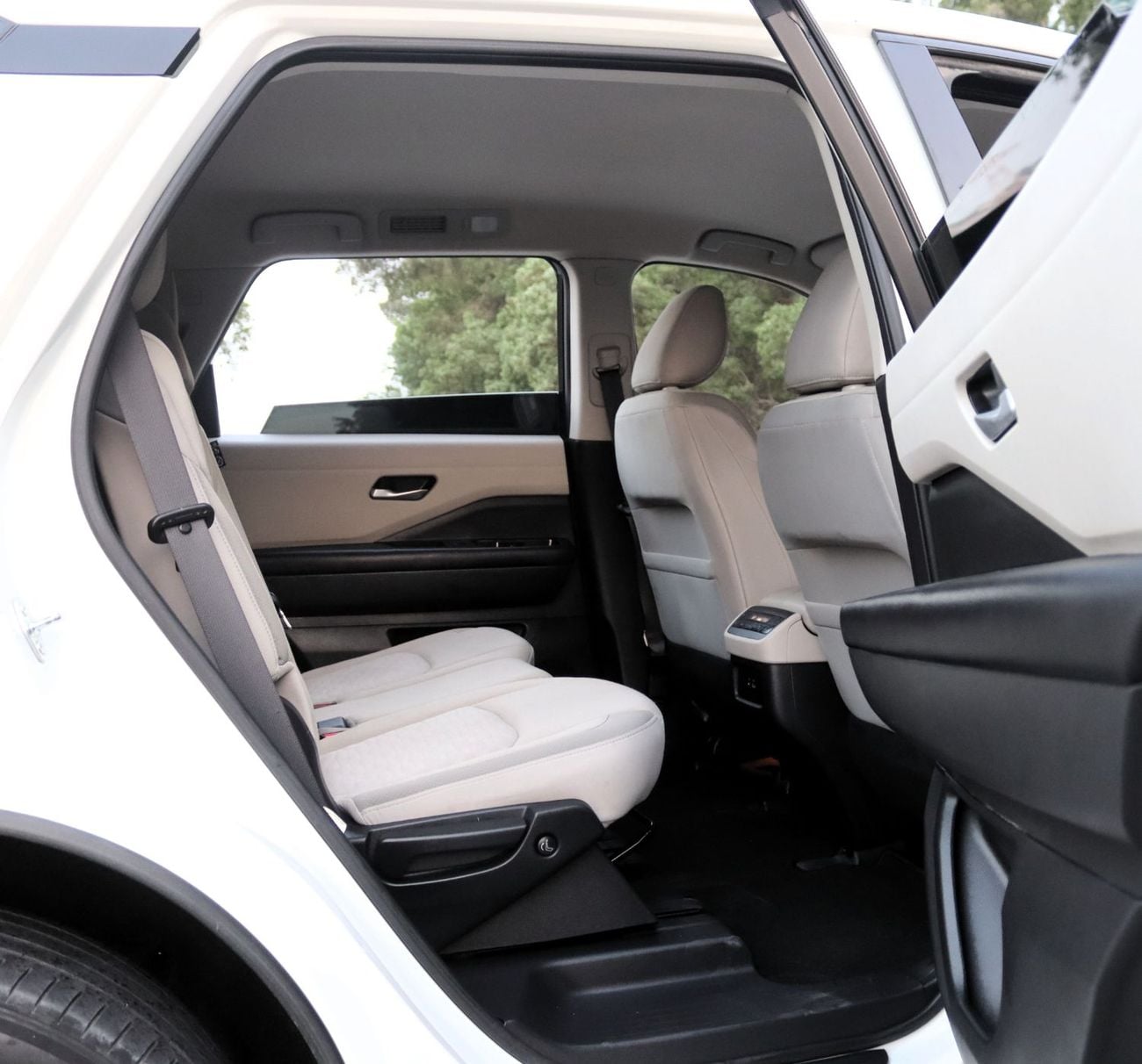Nissan Pathfinder SV ACCIDENTS FREE - GCC - 3500 CC - 8 STR - 4WD - PERFECT CONDITION INSIDE OUT