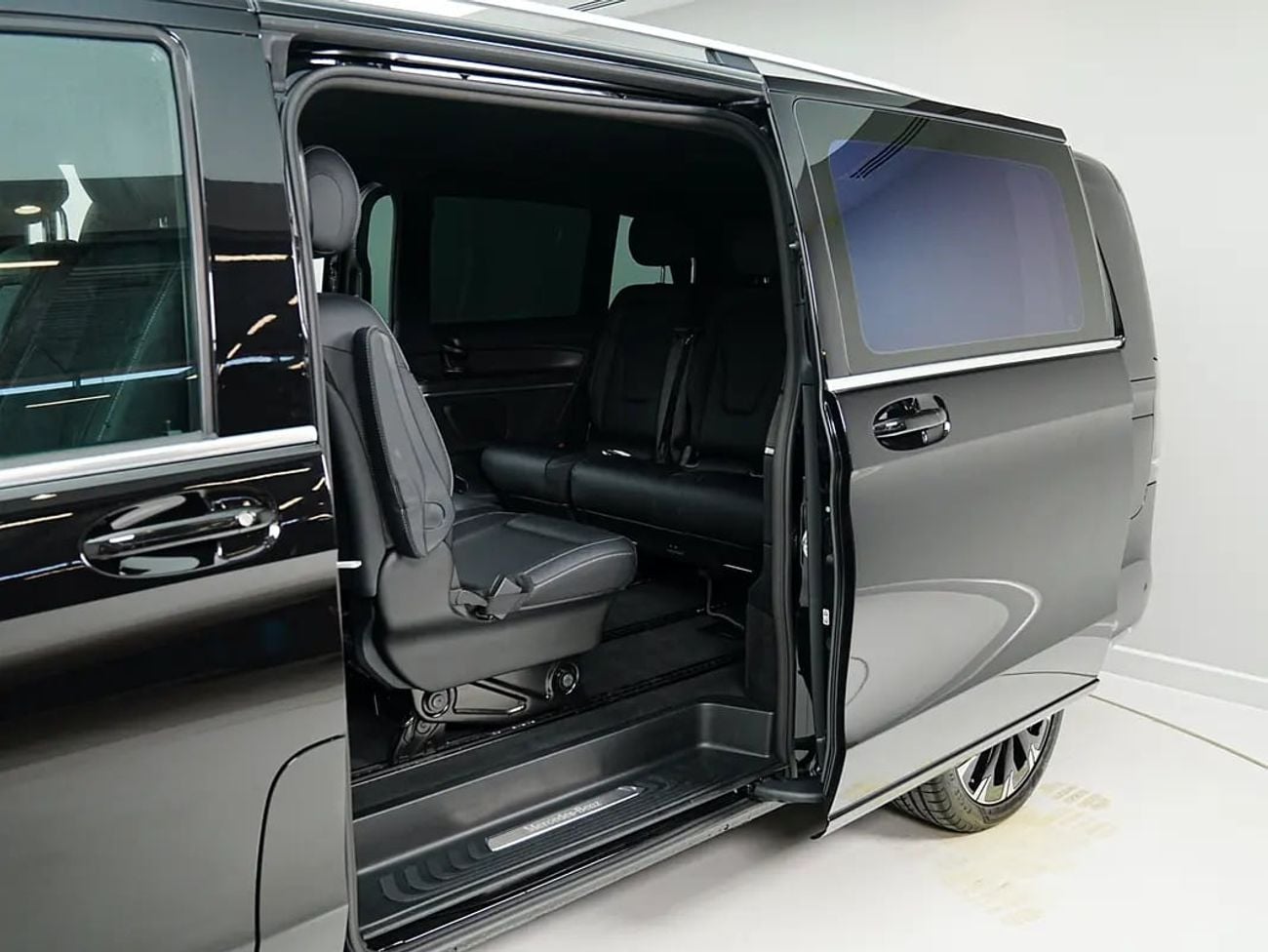 Mercedes Benz V300 AVANTGARDE Dealer WARRANTY | GCC specs | V300 AVANGARDE