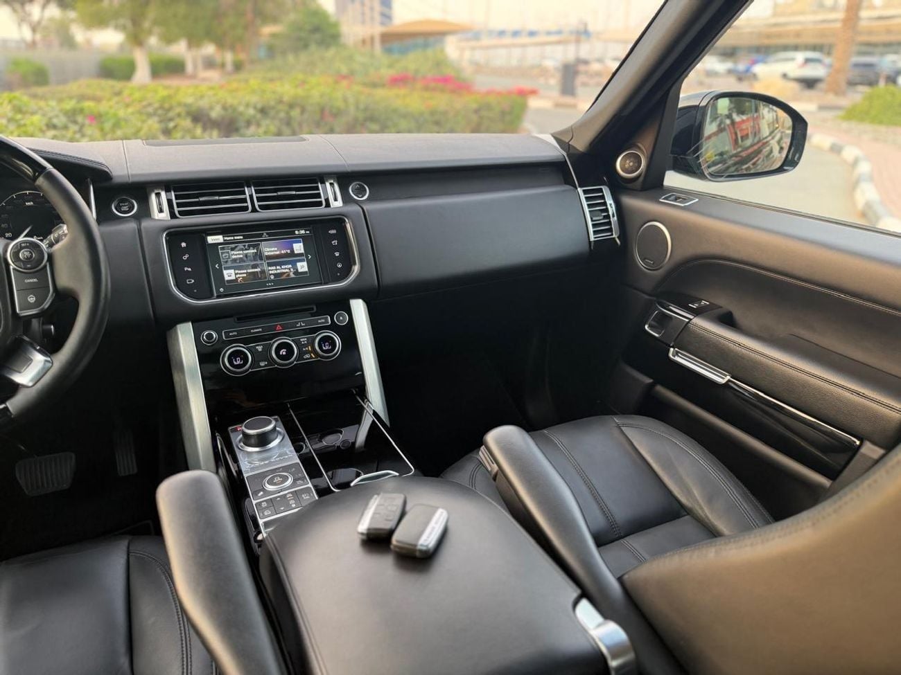 Land Rover Range Rover HSE Land Rover Range Rover HSE 2016 GCC Specs Full Service History 2 Keys First Owner One Year Warranty