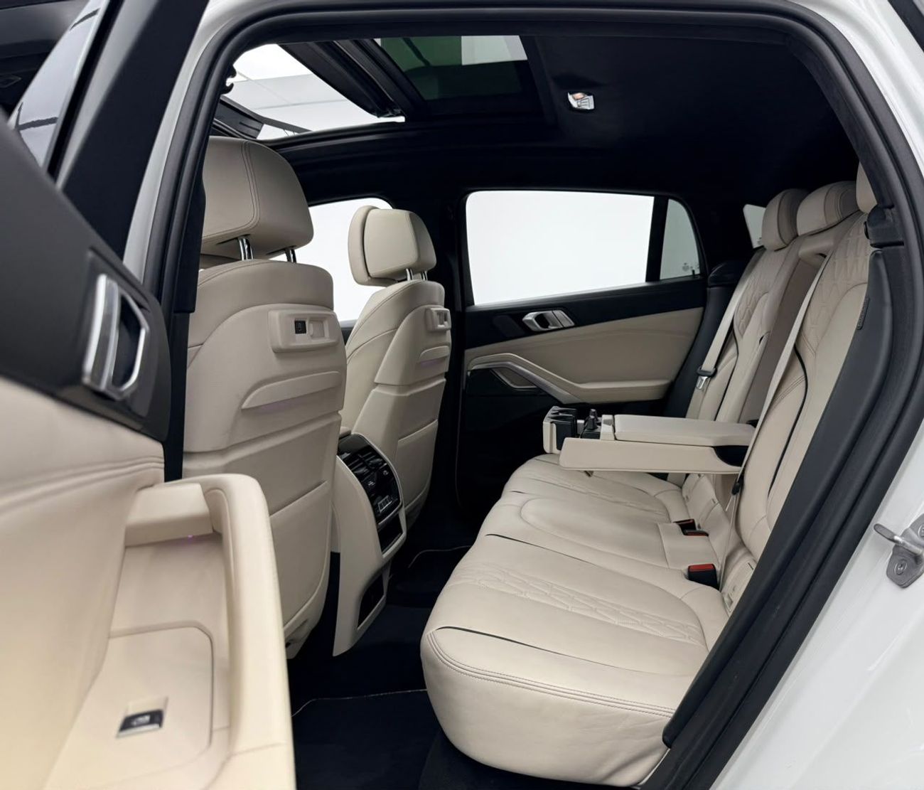 بي أم دبليو X6 M 50i بي إم دبليو X6 M50i موديل 2020، ضمان، سجل صيانة كامل لدى بي إم دبليو، كاملة المواصفات، حالة ممتازة،
