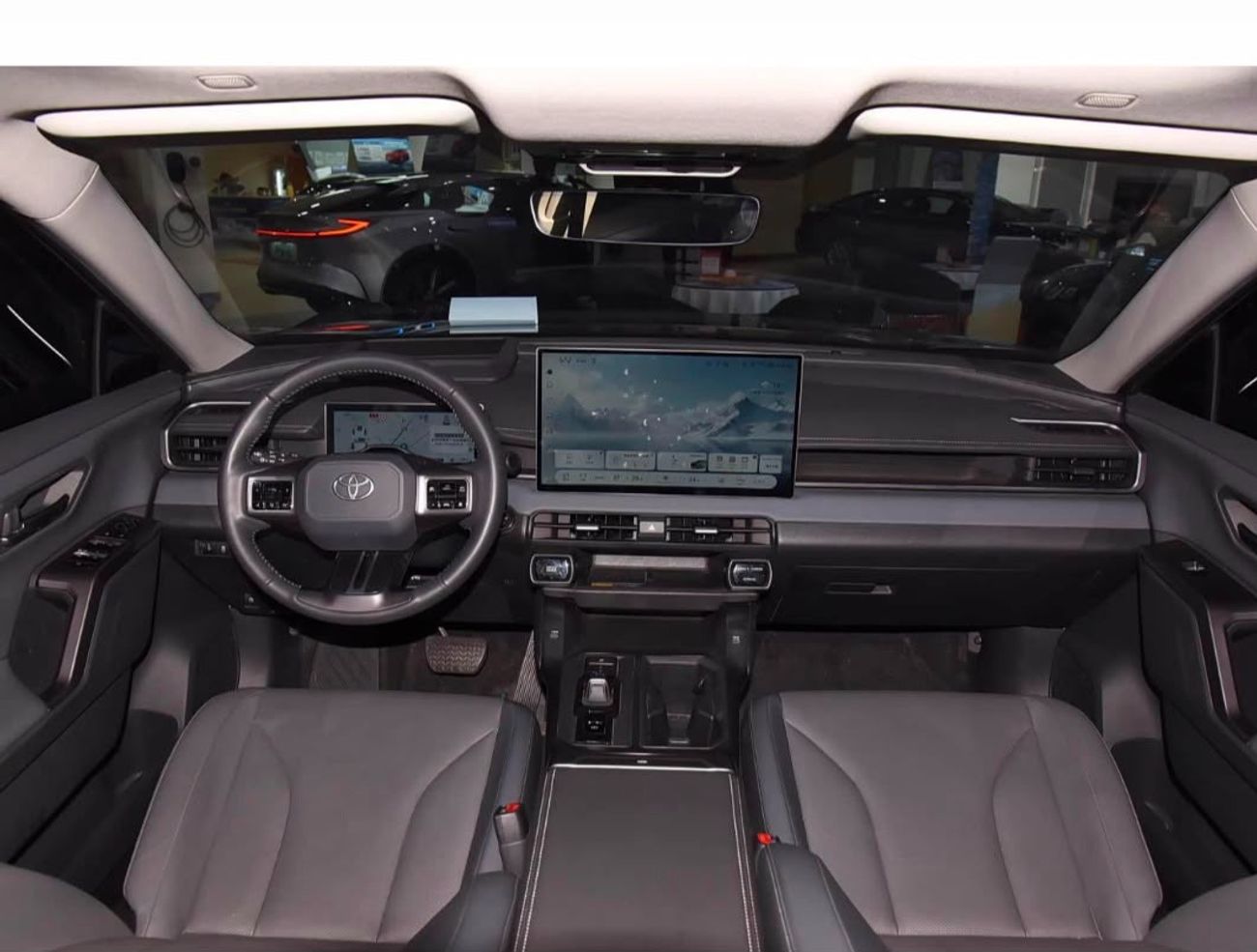 تويوتا راف ٤ LUXURY HEV FLAGSHIP TOP OPTION WITH HEAD UP DISPLAY & AUTO PARK