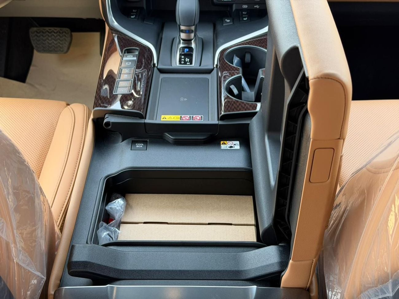 لكزس LX 700h SIGNATURE لكزس LX 700 هايبرد، نظام ركن آلي، أبيض/بيج.