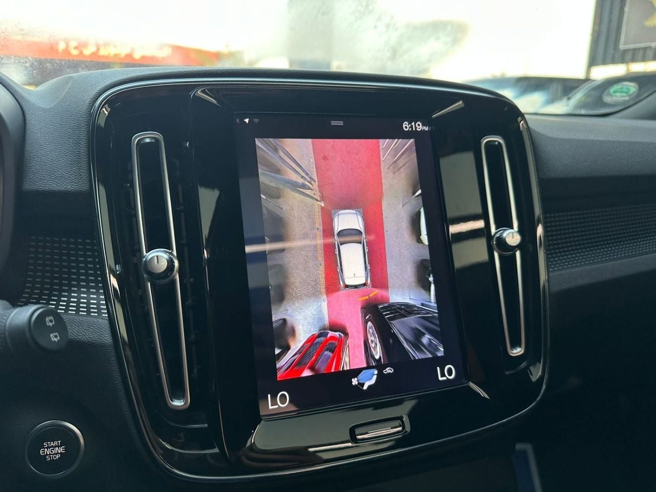فولفو XC 40 R DESIGN فولفو XC40 T4 موديل 2020 بمواصفات خليجية، كروس أوفر فاخرة بتصميم رياضي وتجهيزات أمان وراحة متقدمة، م