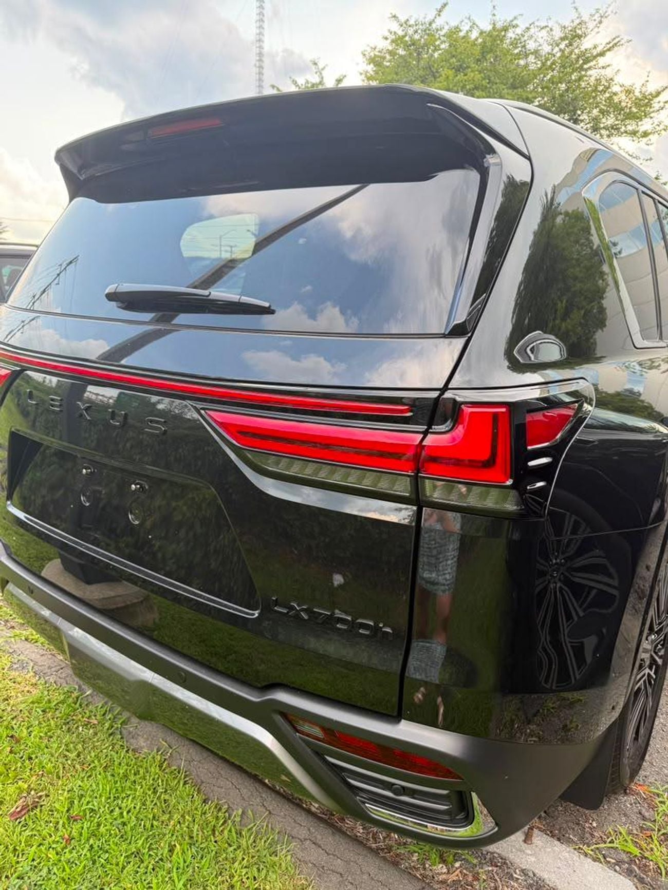 لكزس LX 700h سيجنتشر لكزس LX 700 3.5 لتر هايبرد 7 مقاعد كاملة المواصفات (السيارة قيد الطلب)