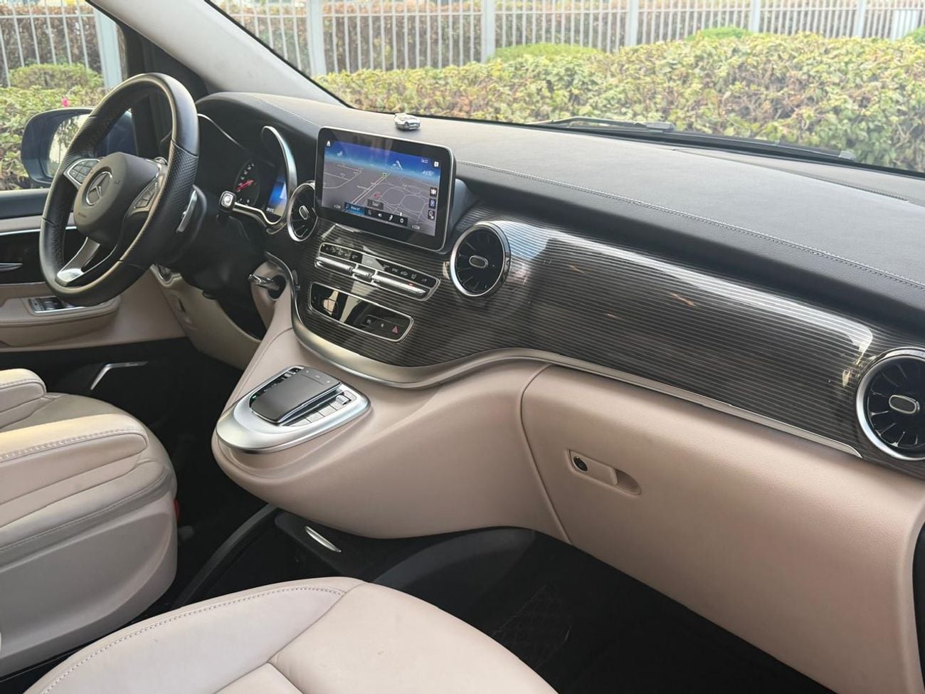 مرسيدس بنز V 250 AVANTGARDE/E MERCEDES BENZ V250 2023 GCC WITH SERVICE CONTRACT IN LOW MILEAGE FULL SERVICE HISTORY TWO KEYS