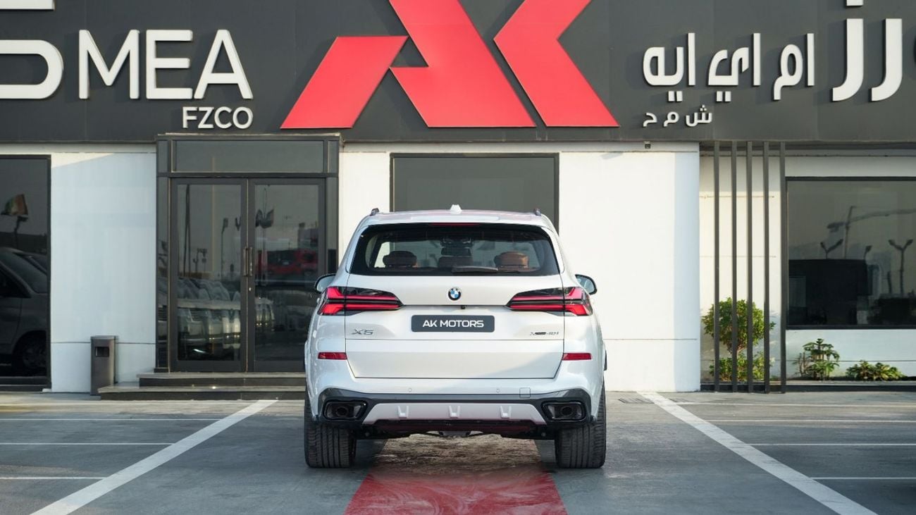 بي أم دبليو X5 XDRIVE40i M SPORT PRO أبيض معدني - بني فاتح، إصدار 2026 للتصدير فقط