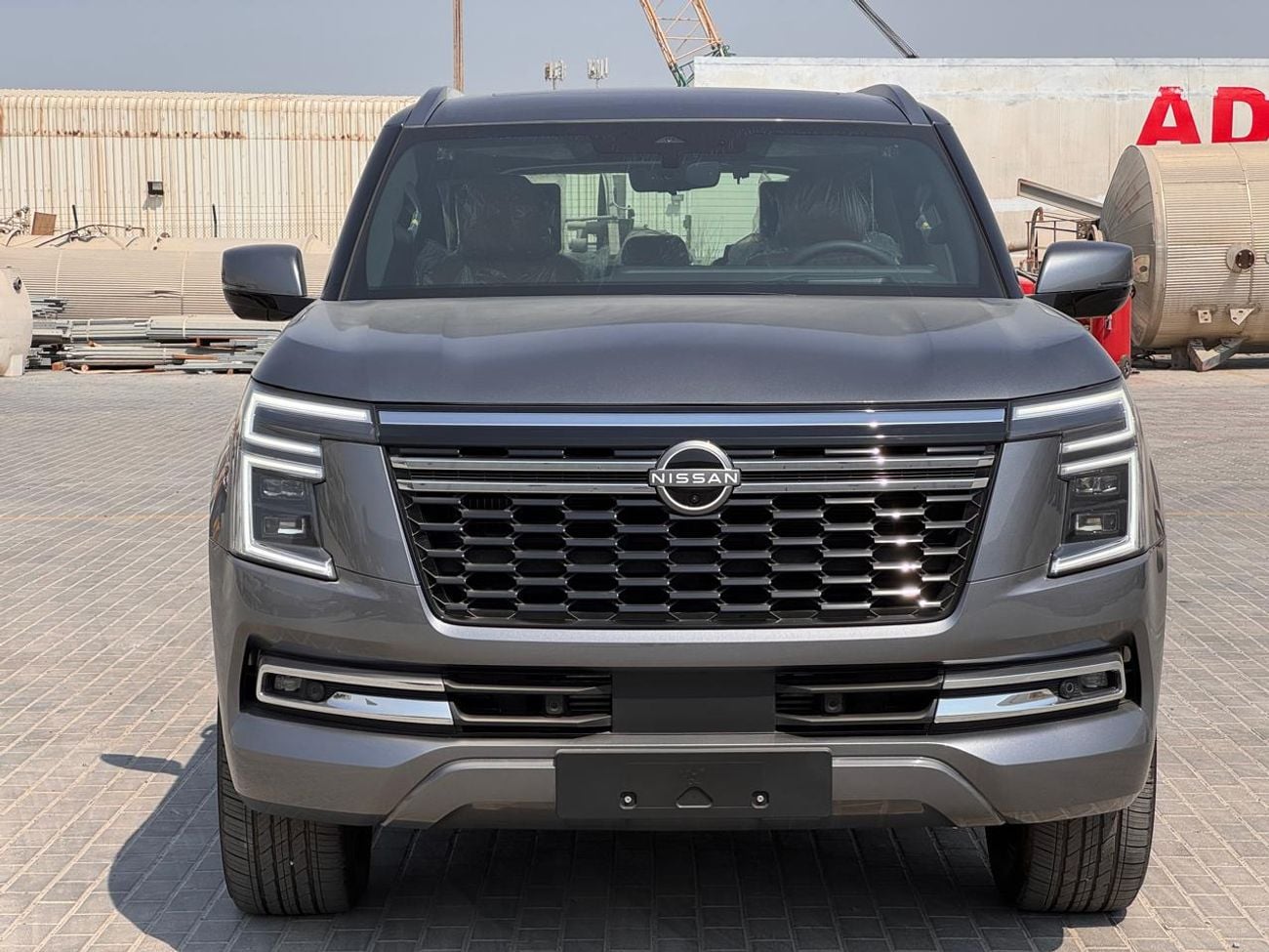 نيسان باترول LE بلاتينيوم سيتي (اللون الخارجي: رمادي / اللون الداخلي: بيج)