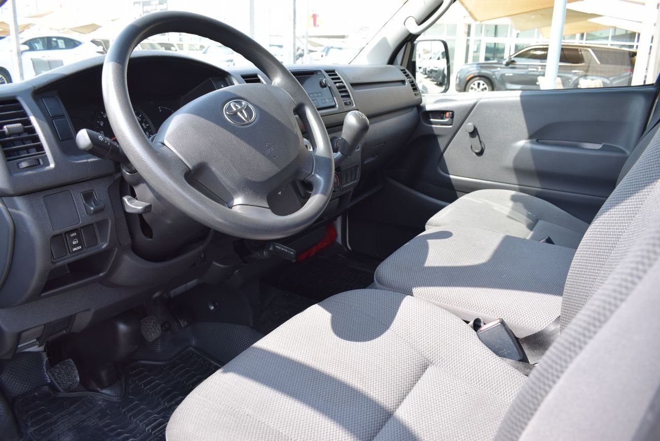 Toyota Hiace GL Toyota Hiace Std Roof Van 2.7L, Model: 2021. Only done 37000 Km