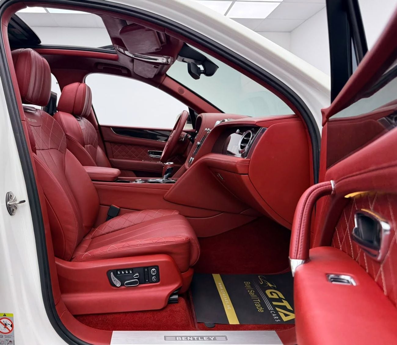 Bentley Bentayga FIRST EDITION 2017 Bentley Bentayga First Edition, Full Service History, Fully Loaded, Excellent Condition, GCC