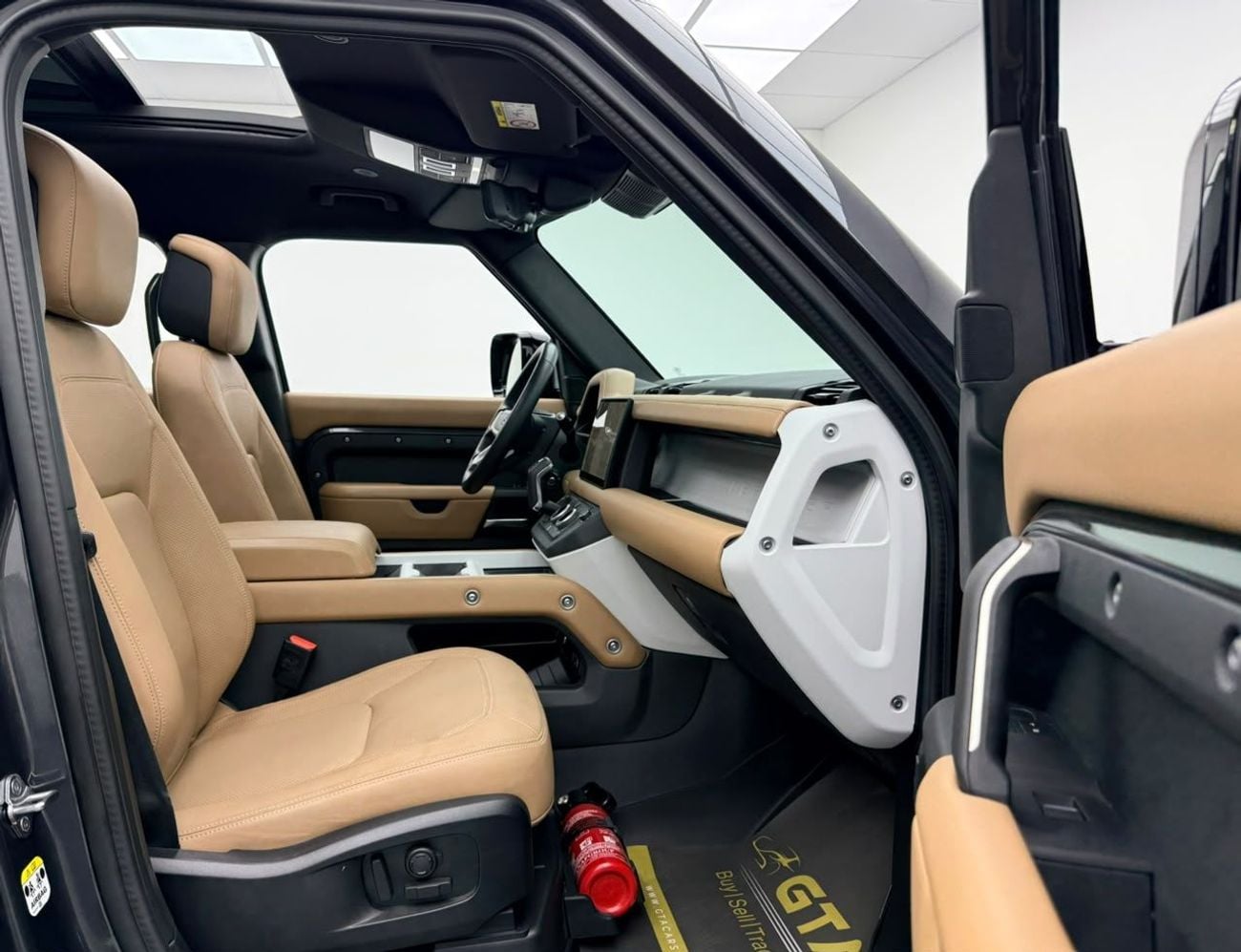 Land Rover Defender 110 X-DYNAMIC HSE P400 2025 Land Rover Defender X Dynamic 110 HSE P400, 2030 LR Warranty, Full LR Service History, GCC