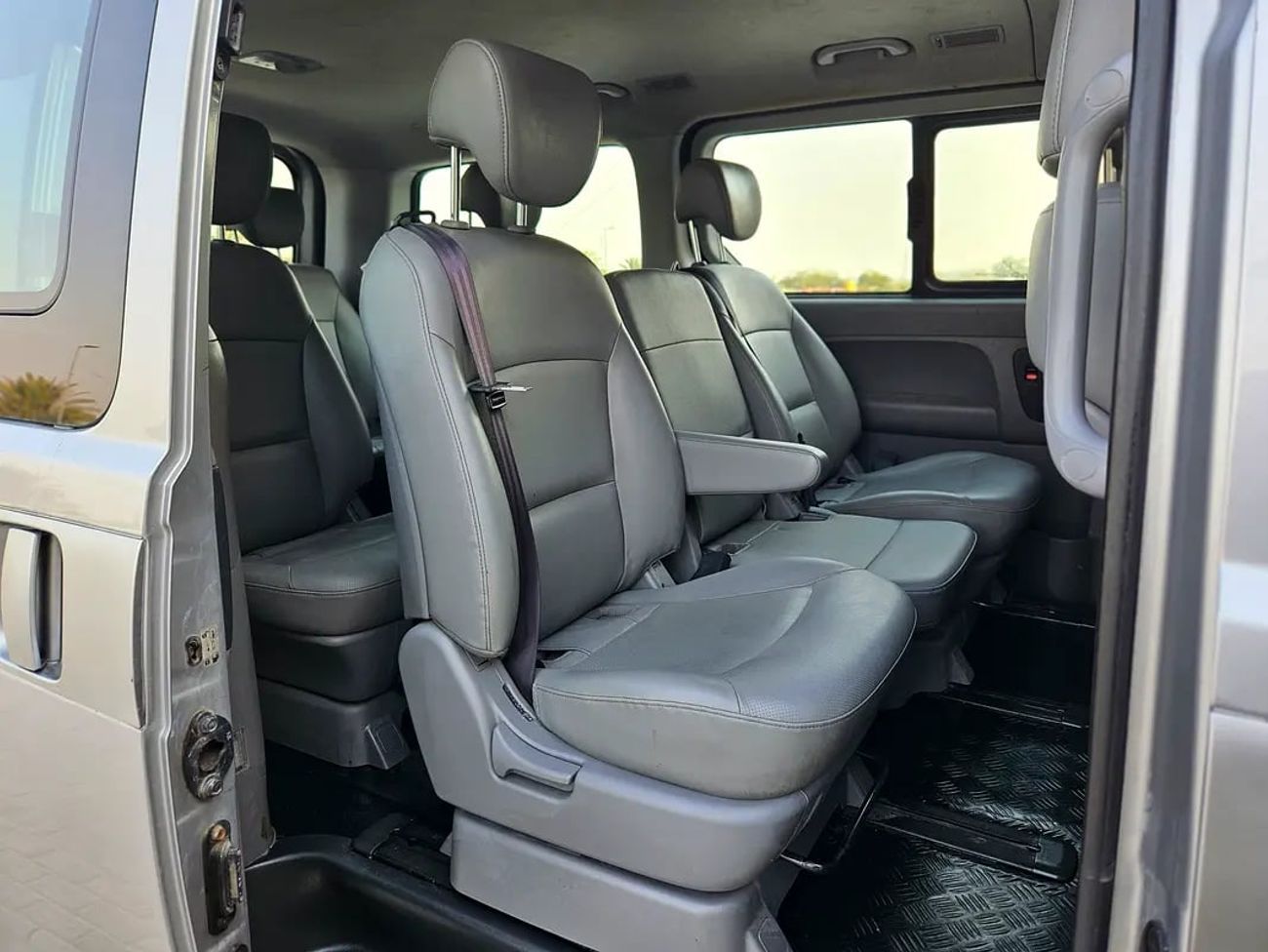 هيونداي جراند ستاريكس STANDARD DIESEL Full Automatic 12 Leather Seats Complete Condition With Low KM