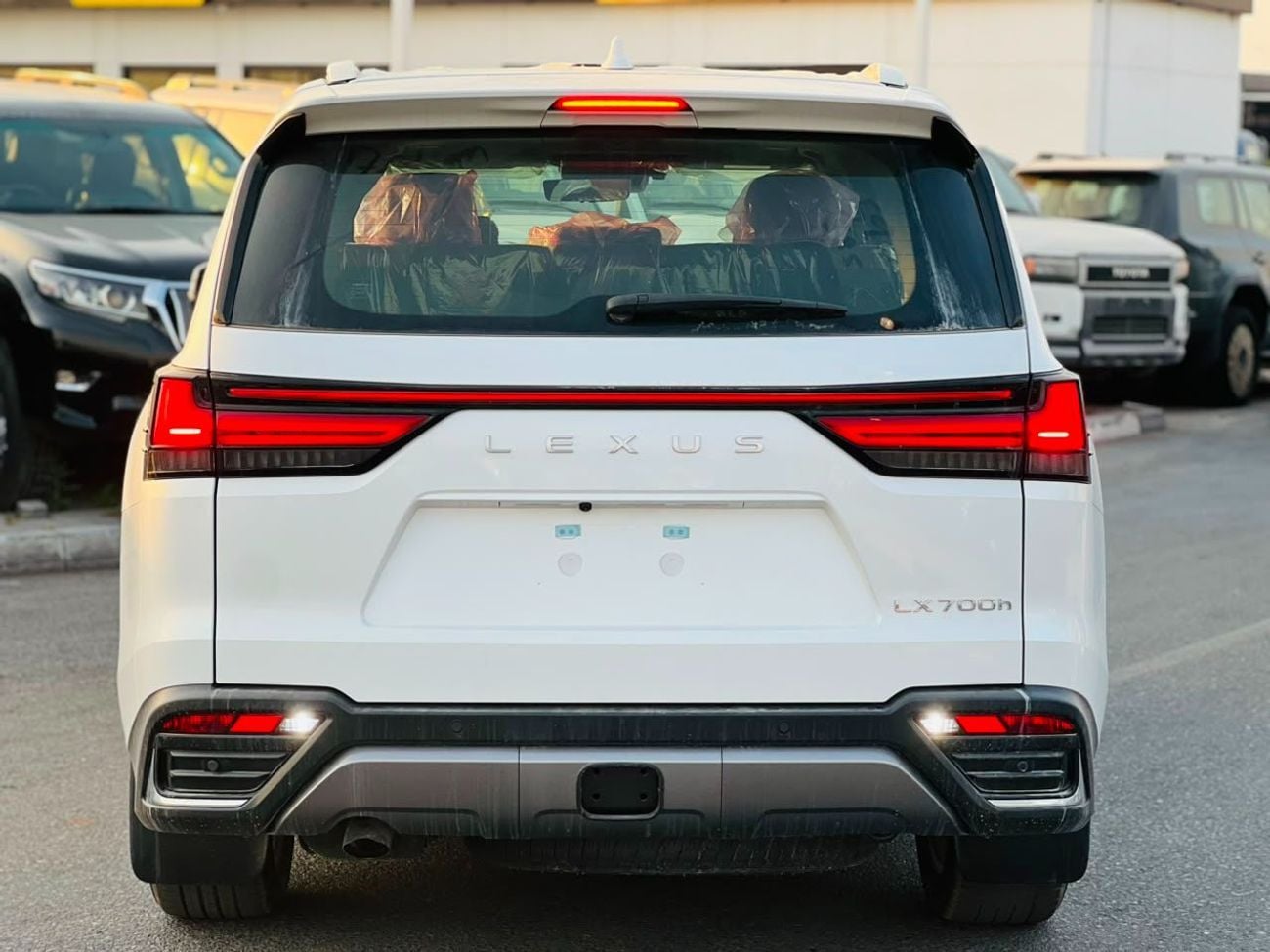 Lexus LX700h SIGNATURE WHITE INSIDE RED
