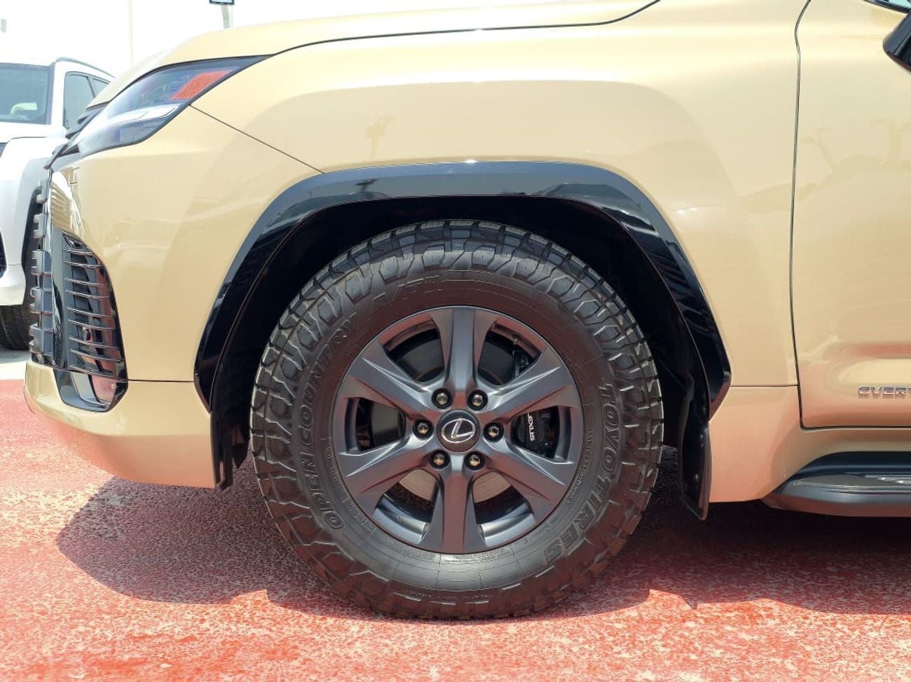 لكزس LX 700h Overtrail