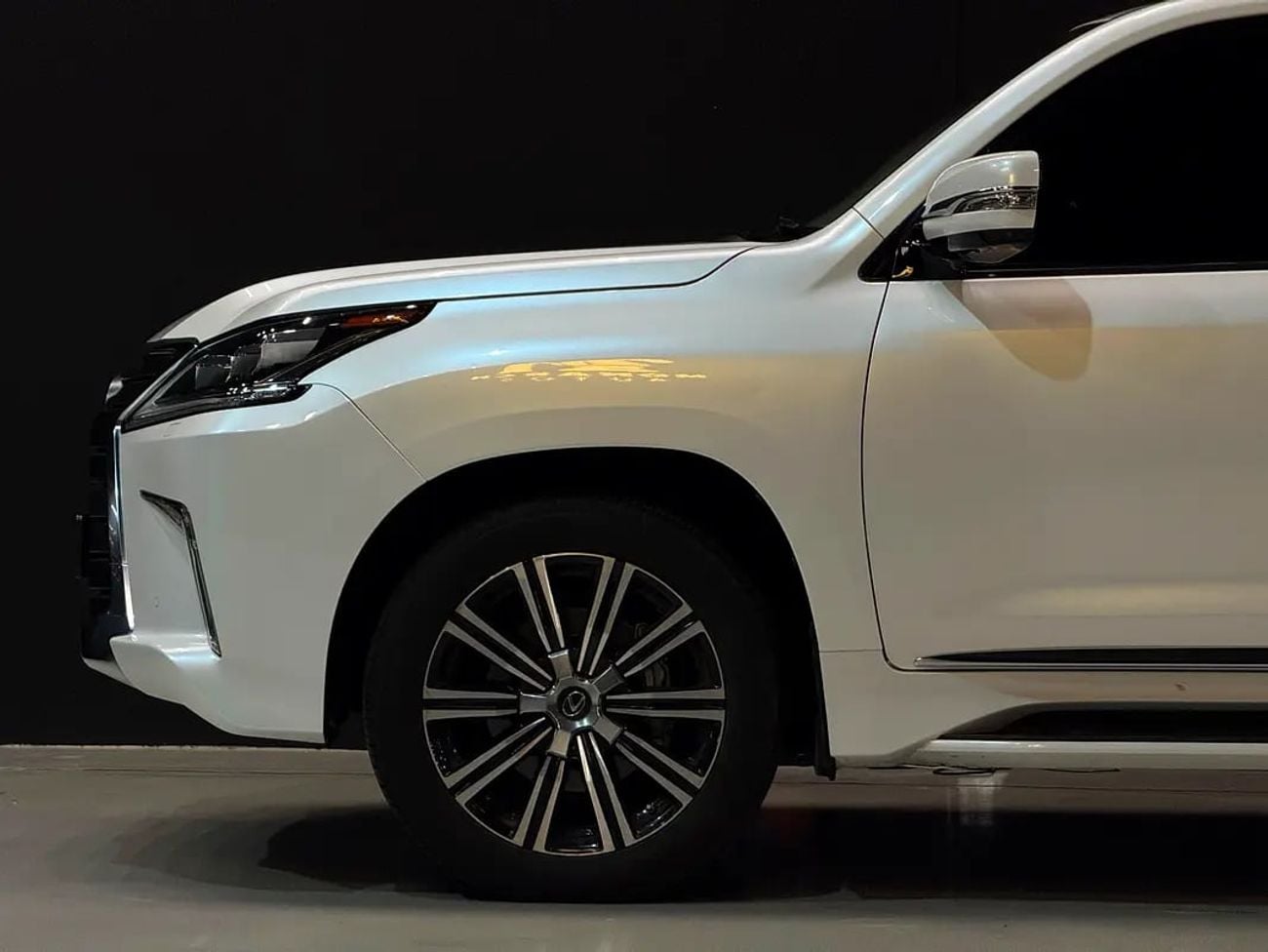 لكزس LX 570 PLATINUM Pristine LX 570 Platinum | GCC Specs |Full Service History