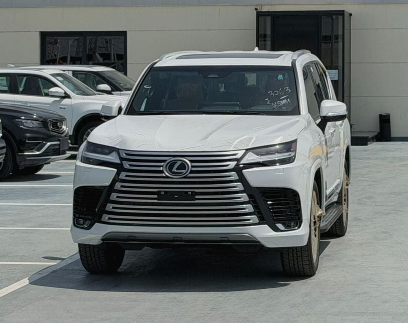 لكزس LX 700h SIGNATURE لكزس LX 700 هايبرد، نظام ركن آلي، أبيض/بيج.