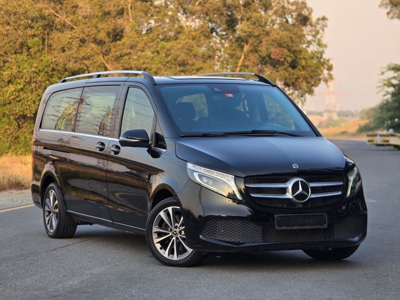 مرسيدس بنز V 250 AVANTGARDE/E MERCEDES V-250 GCC 2023 // 2KEYS // PERFECT CONDITION // 8SEATS // ACCIDENT FREE