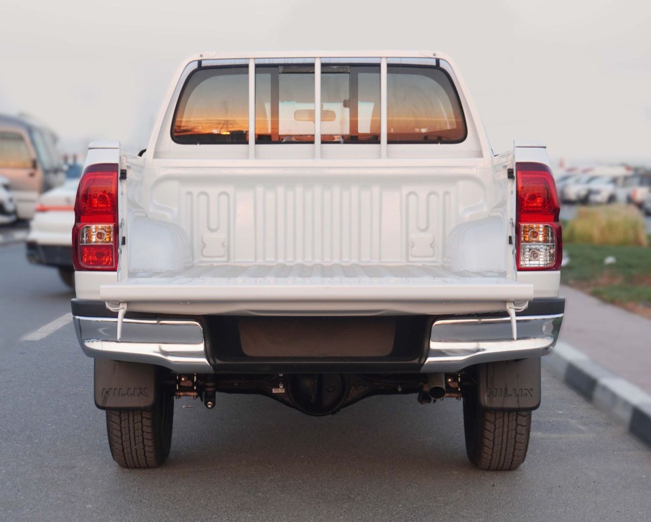 Toyota Hilux DLX 4x4 DC 2.4 DSL M/T MID
