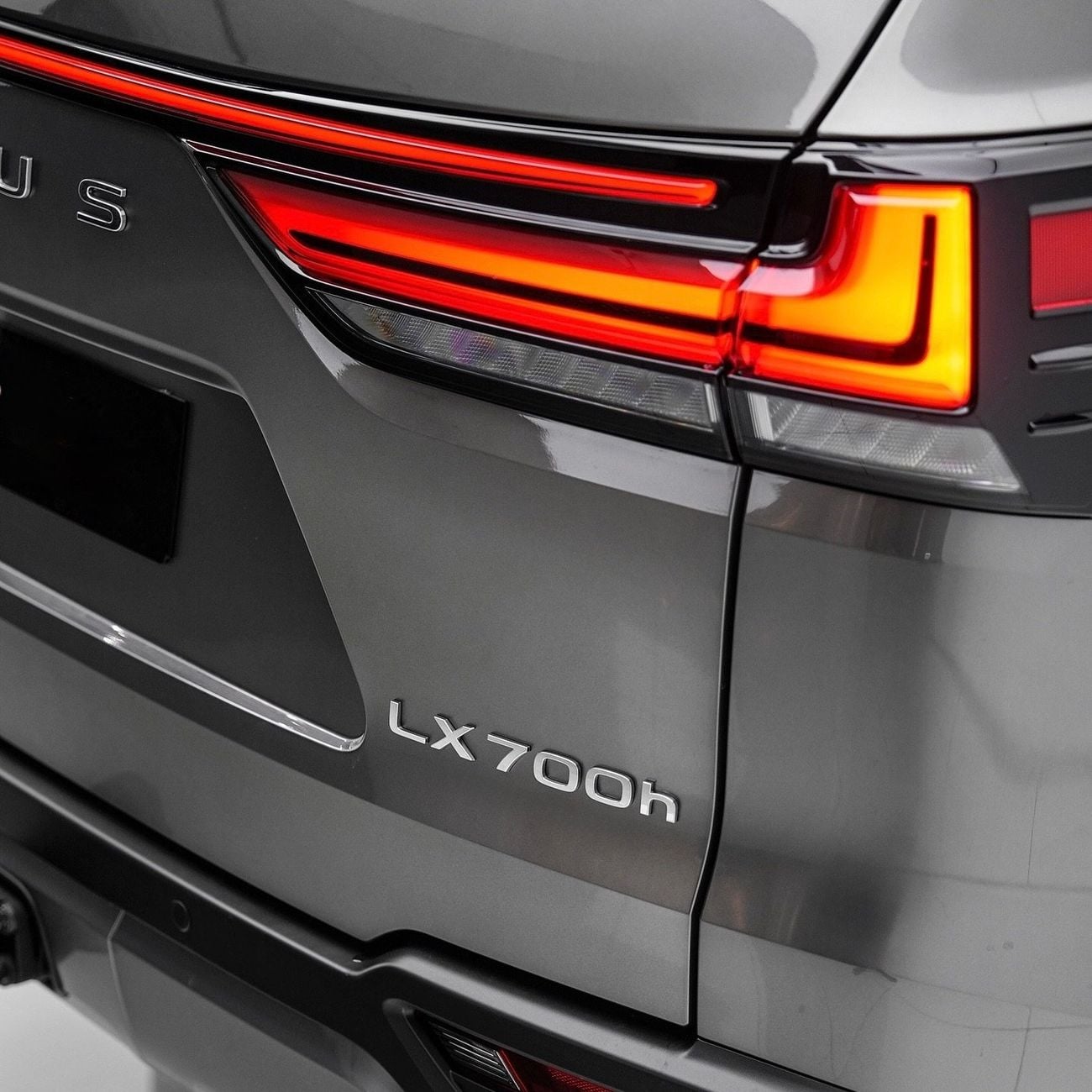 لكزس LX 700h سيجنتشر أوتوبارك-تيتانيوم/أحمر-2026 (مواصفات عمانية)