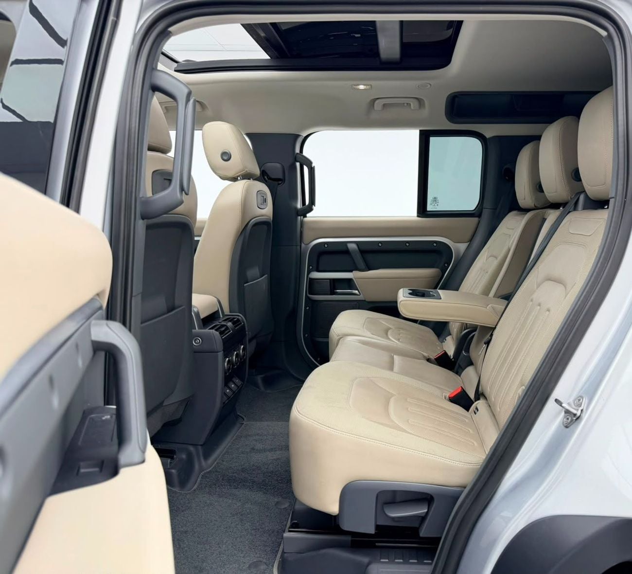 Land Rover Defender 110 FIRST EDITION P400 2020 Land Rover Defender 110, 04/2027 Warranty + Service Contract, Full Service History, GCC