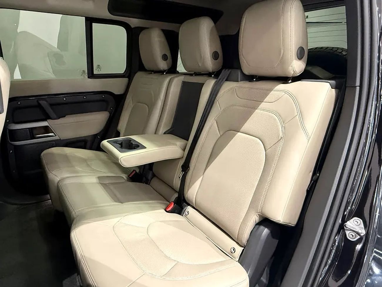 Land Rover Defender 110 SE P300 GCC Specs