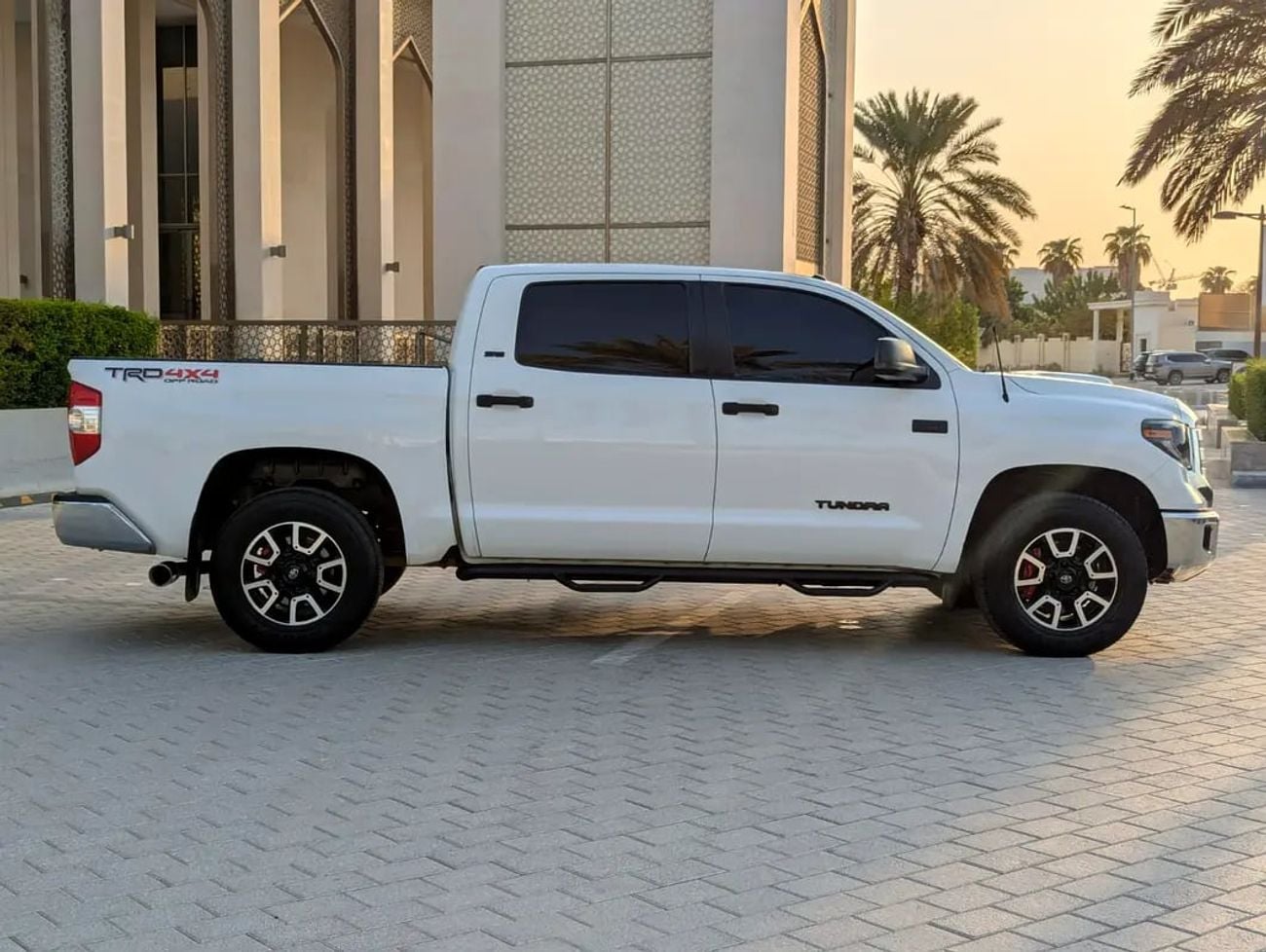 Toyota Tundra STANDARD Crewmax SR5 | GCC specs V8 5.7L Excellent Condition