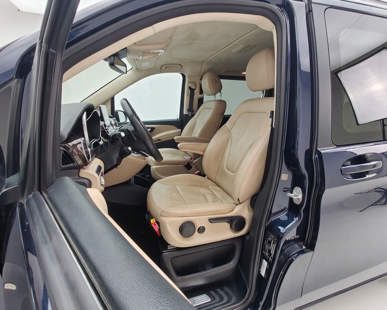 Mercedes Benz V 250 AVANTGARDE LWB l GCC Specs | AED 1,482 / Monthly