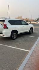 تويوتا برادو VXR محرك بنزين V6 سعة 4.0 لتر، كامل المواصفات، لون أبيض، زر تشغيل، فتحة سقف، ناقل حركة أوتوماتيكي، مقاعد