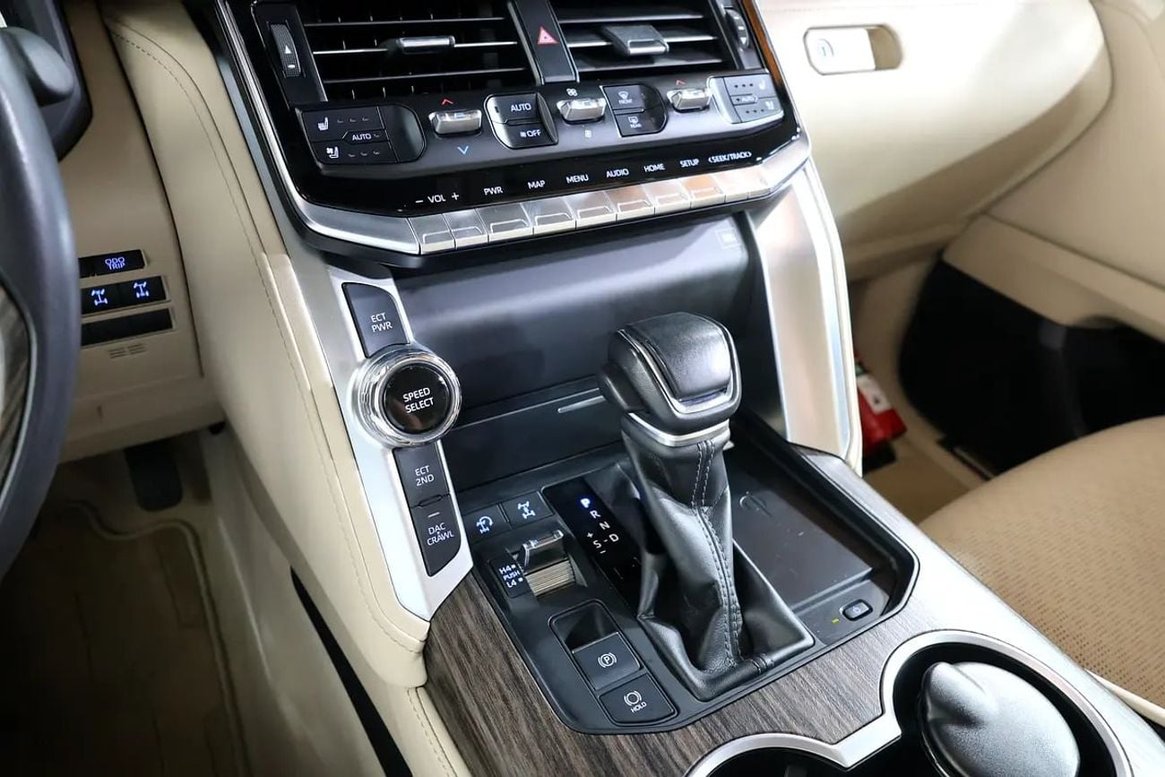 Toyota Land Cruiser VXR GCC Specs-Under warranty-in impeccable condition