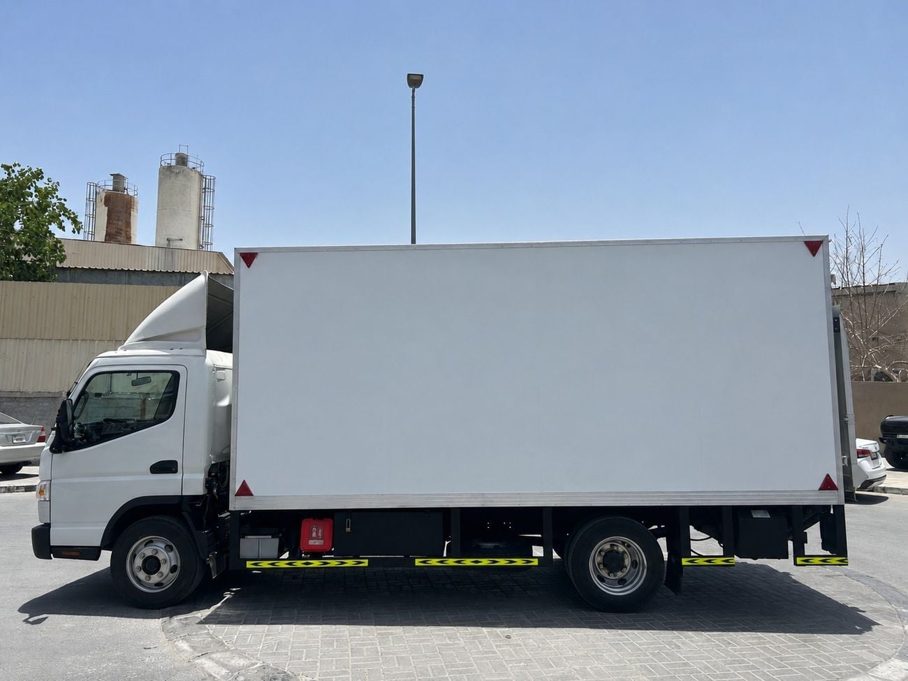 ميتسوبيشي كانتر فان STANDARD 2024 Mitsubishi Canter Box Truck | Long Chassis | GCC Spec | 47,000 km
