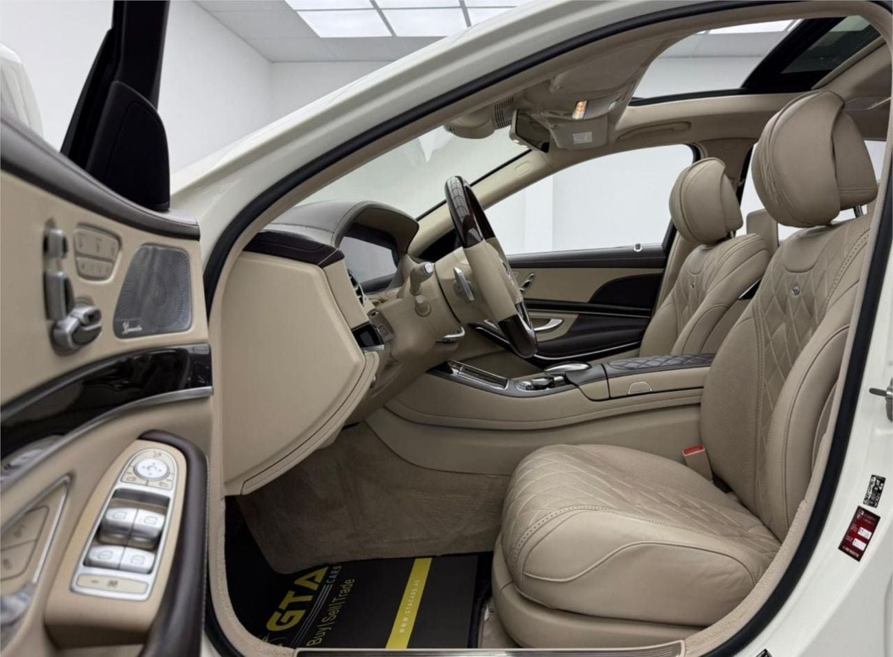 Mercedes Benz S560 STANDARD 2025 Land Rover Defender 90 HSE, Agency Warranty+Full Service History, Middle East Specs.