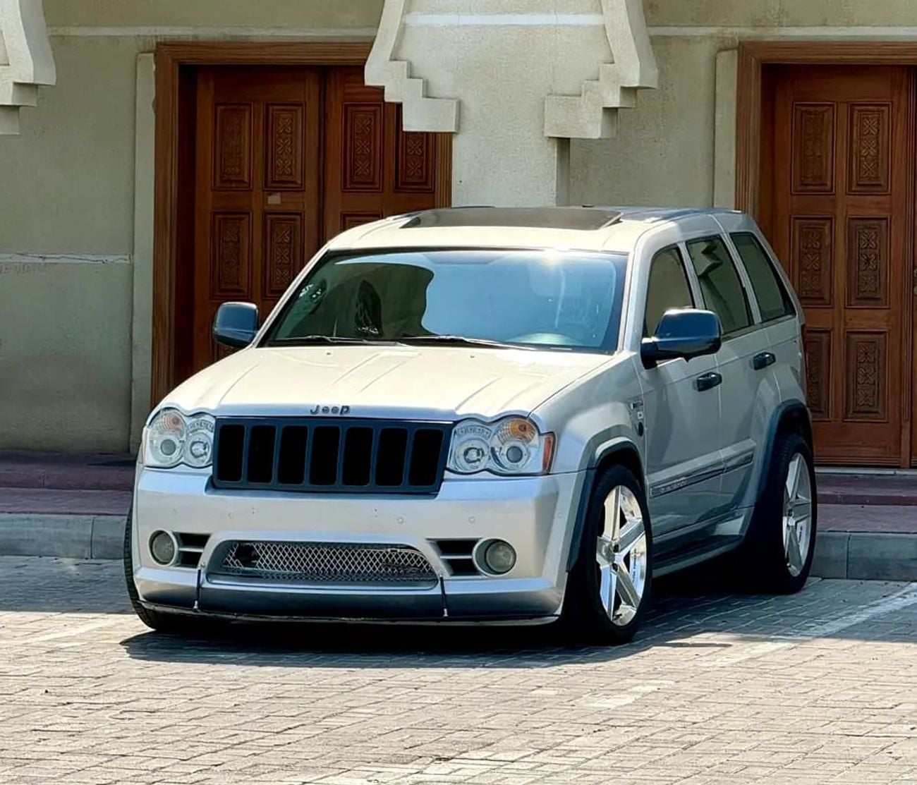 جيب جراند شيروكي SRT8 جيب جراند شيروكي SRT خليجي فل اوبشن SRT8 GCC Specs