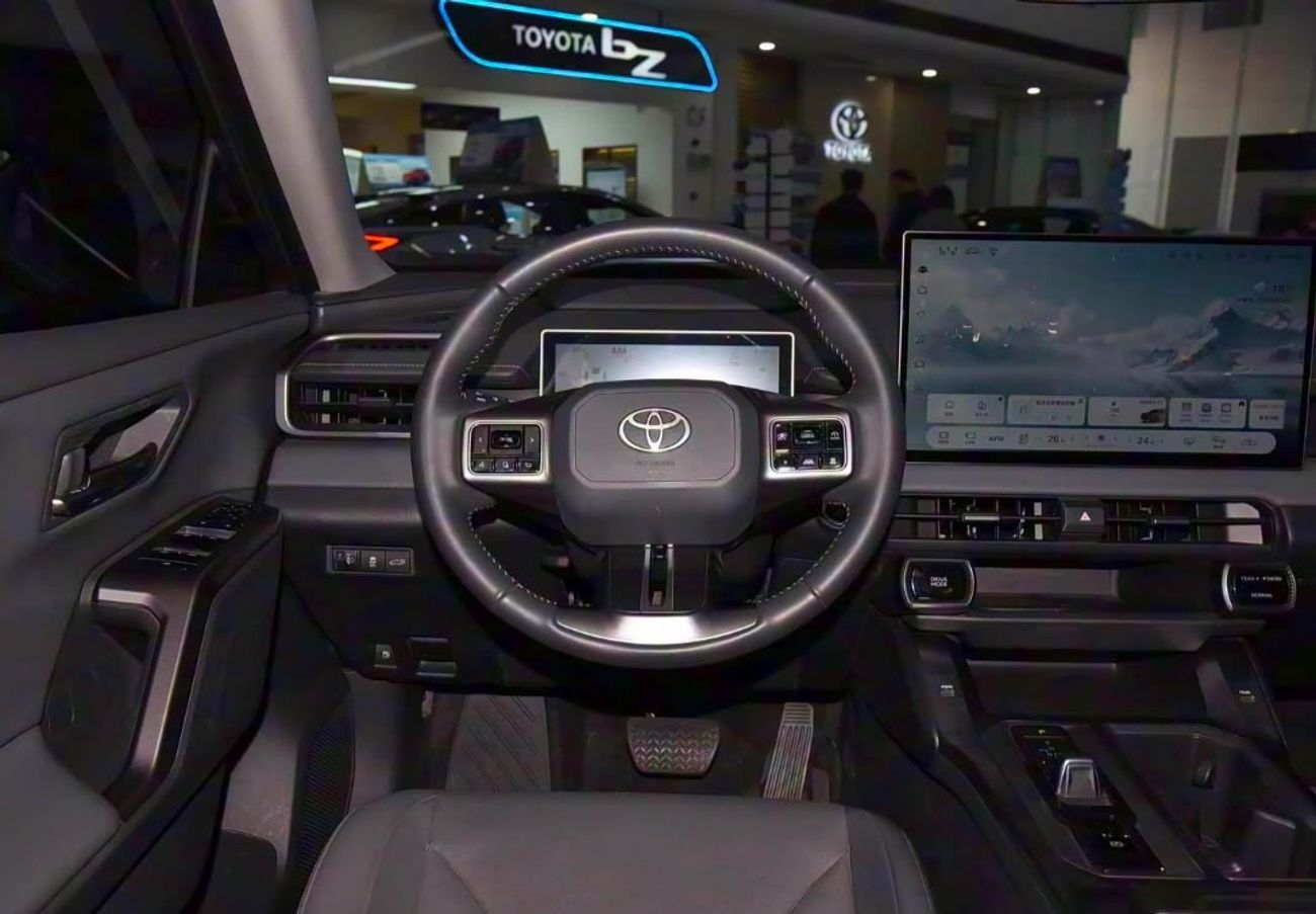 تويوتا راف ٤ LUXURY HEV FLAGSHIP TOP OPTION WITH HEAD UP DISPLAY & AUTO PARK