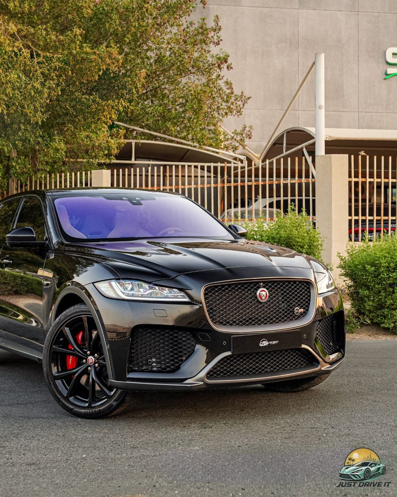 Jaguar F-PACE SVR