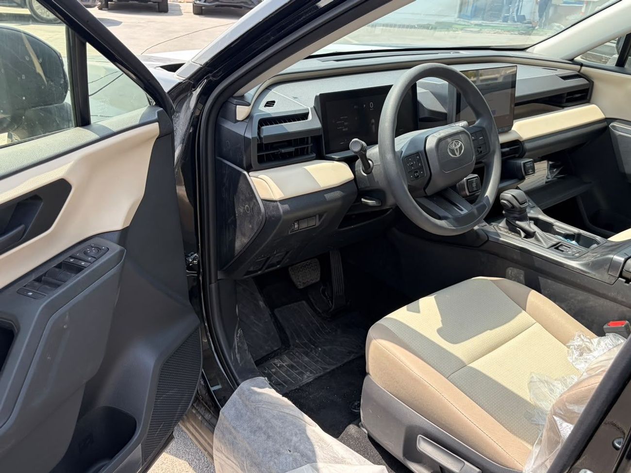 Toyota RAV4 Basic 2.0L V4 PETROL | PUSH START | DVD CAMERA | LEATHER SEATS | Rear A/C | 4WD