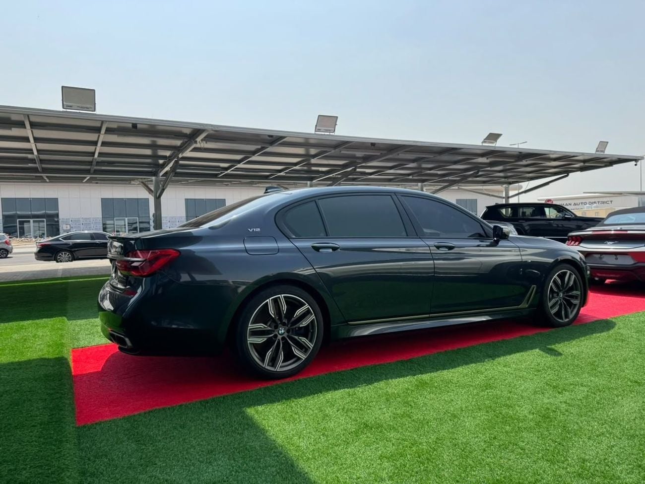 بي أم دبليو M760Li STANDARD بي إم دبليو 760Li xDrive V12 | ٢٠١٨ فخامة • أداء • كاملة المواصفات الموديل: ٢٠١٨ المحرك: ٦.٦ لتر،