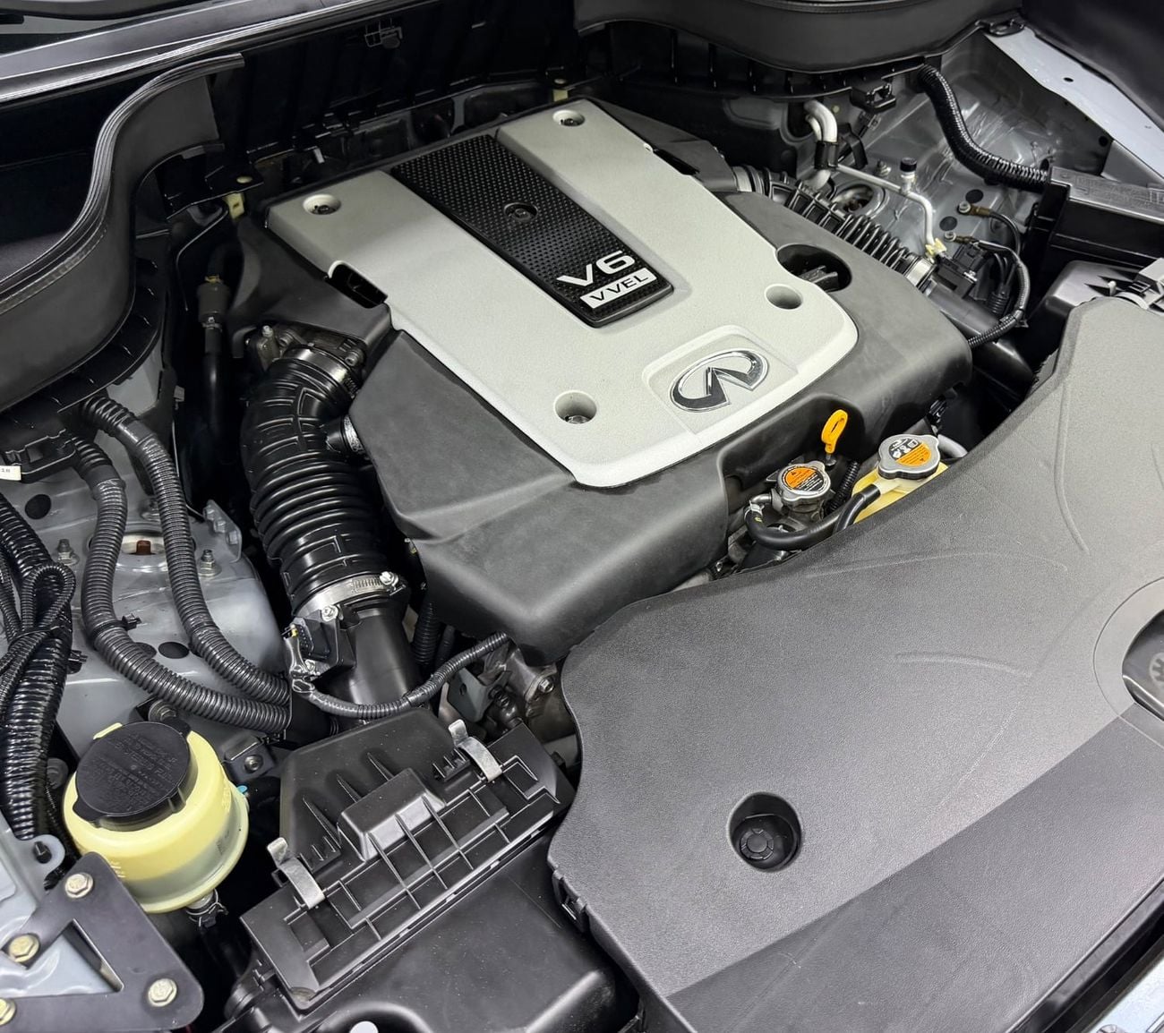 Infiniti QX70 LUXURY GCC .. Perfect condition .. V6 .. Top Range