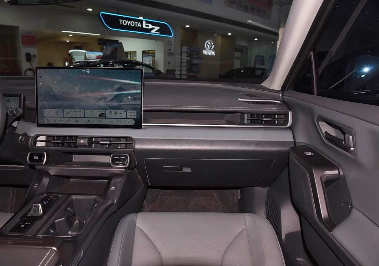 تويوتا راف ٤ LUXURY HEV FLAGSHIP TOP OPTION WITH HEAD UP DISPLAY & AUTO PARK