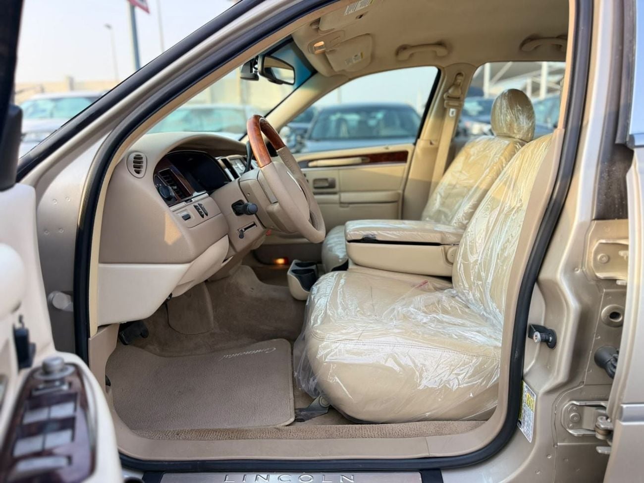 Lincoln Town Car SIGNATURE Accept a special price for a top-of-the-line model in excellent condition.