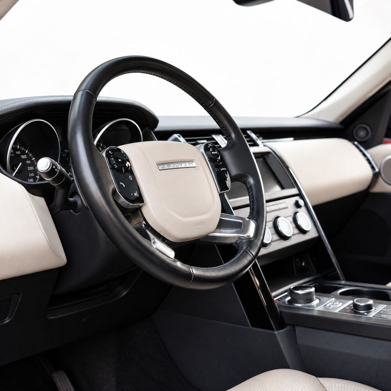 Land Rover Discovery SE AED 1,340 P.M • 0% Downpayment • Land Rover Discovery • 1 Year Warranty