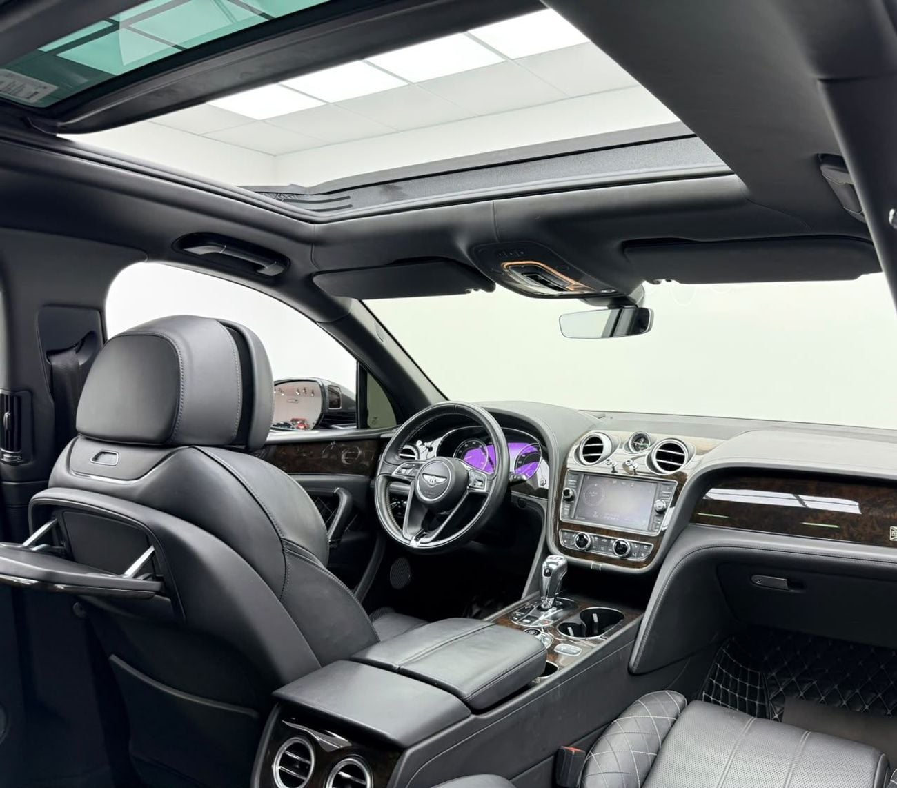 Bentley Bentayga FIRST EDITION 2017 Bentley Bentayga, Full Service History, Night Vision, Fully Loaded, Excellent Condition, Euro