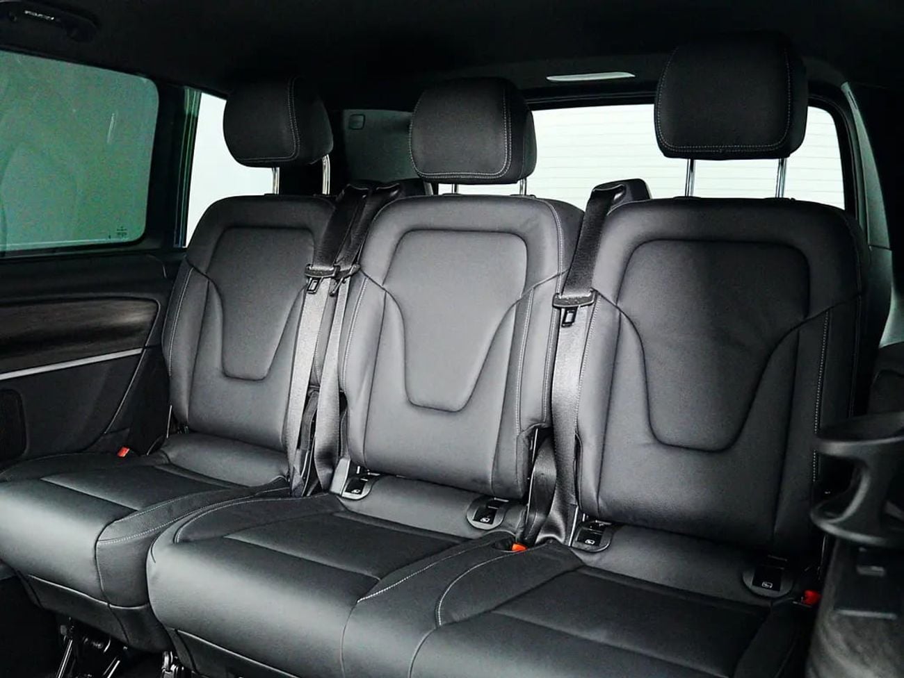 Mercedes Benz V300 AVANTGARDE Dealer WARRANTY | GCC specs | V300 AVANGARDE