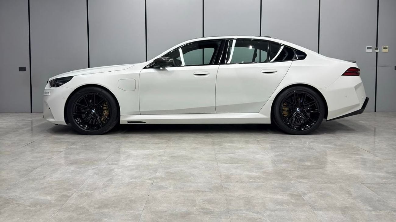 BMW M5 STANDARD GCC competition