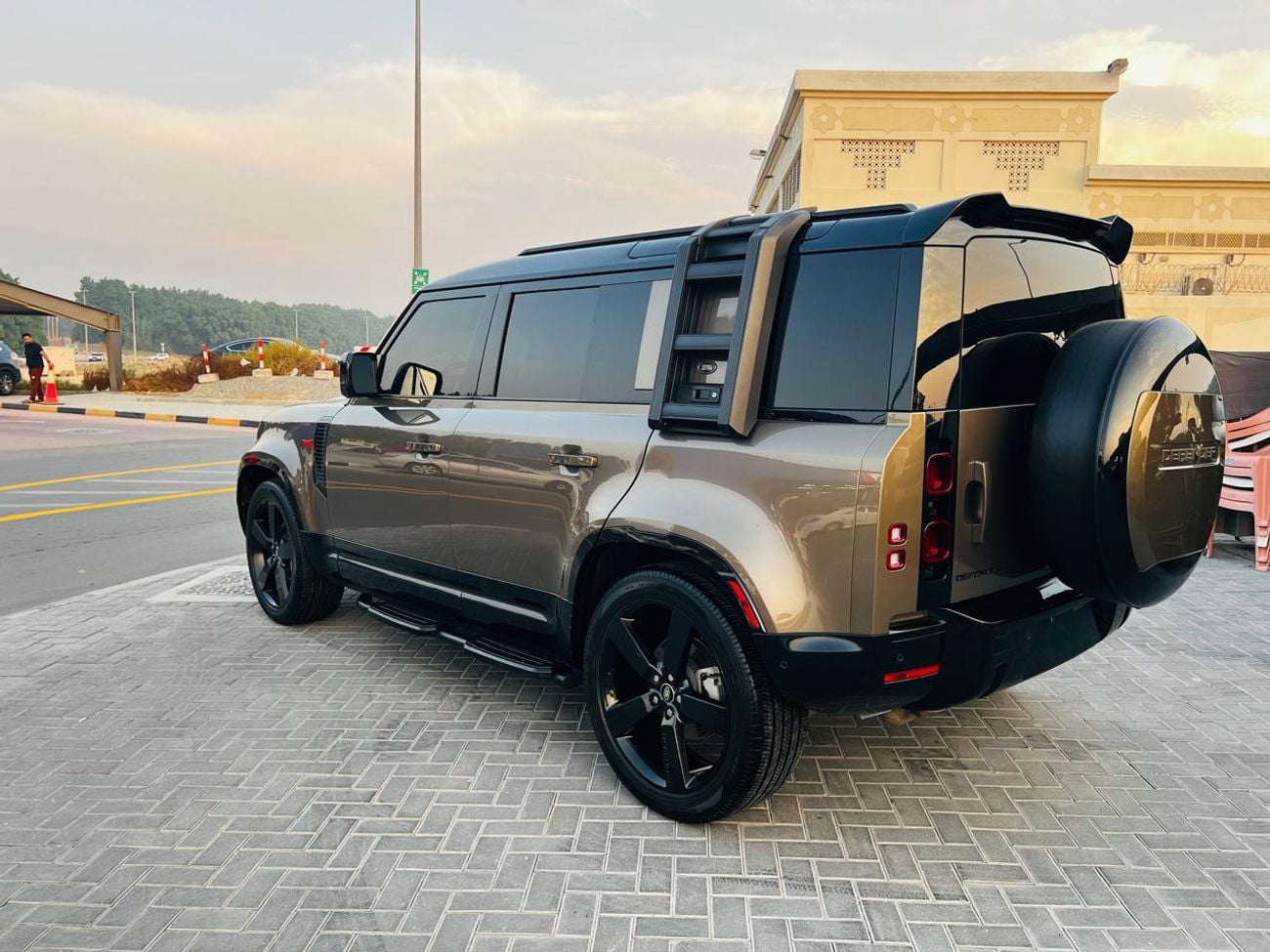 لاند روفر ديفندر 110 HSE P400