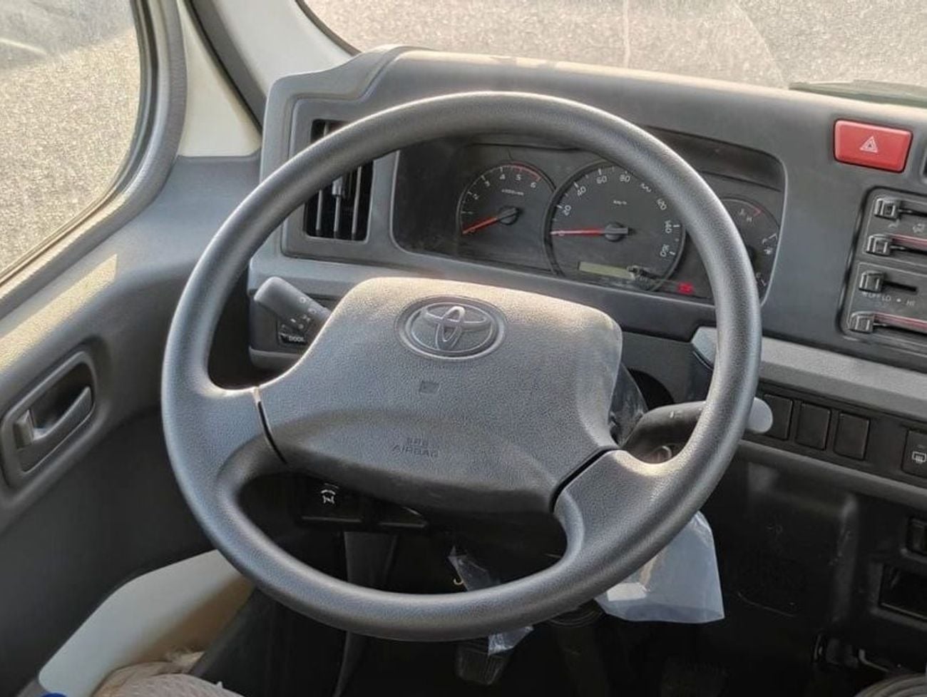 تويوتا كوستر 4.2L V6 DIESEL | 23 STR | M/T | AUTO DOOR | LUGGAGE RACK| MY2026
