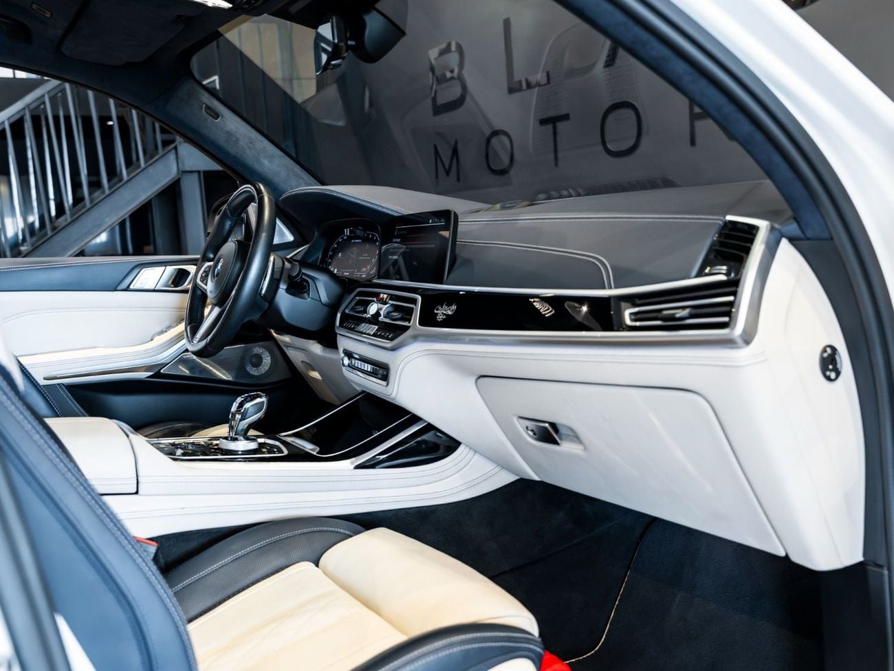 BMW X7 M50i 50 YEARS UAE EDITION BUY NOW, PAY 2027 | THE BLACKLINE STANDARD | August 2027 Warranty + Service, GCC, Low KMs
