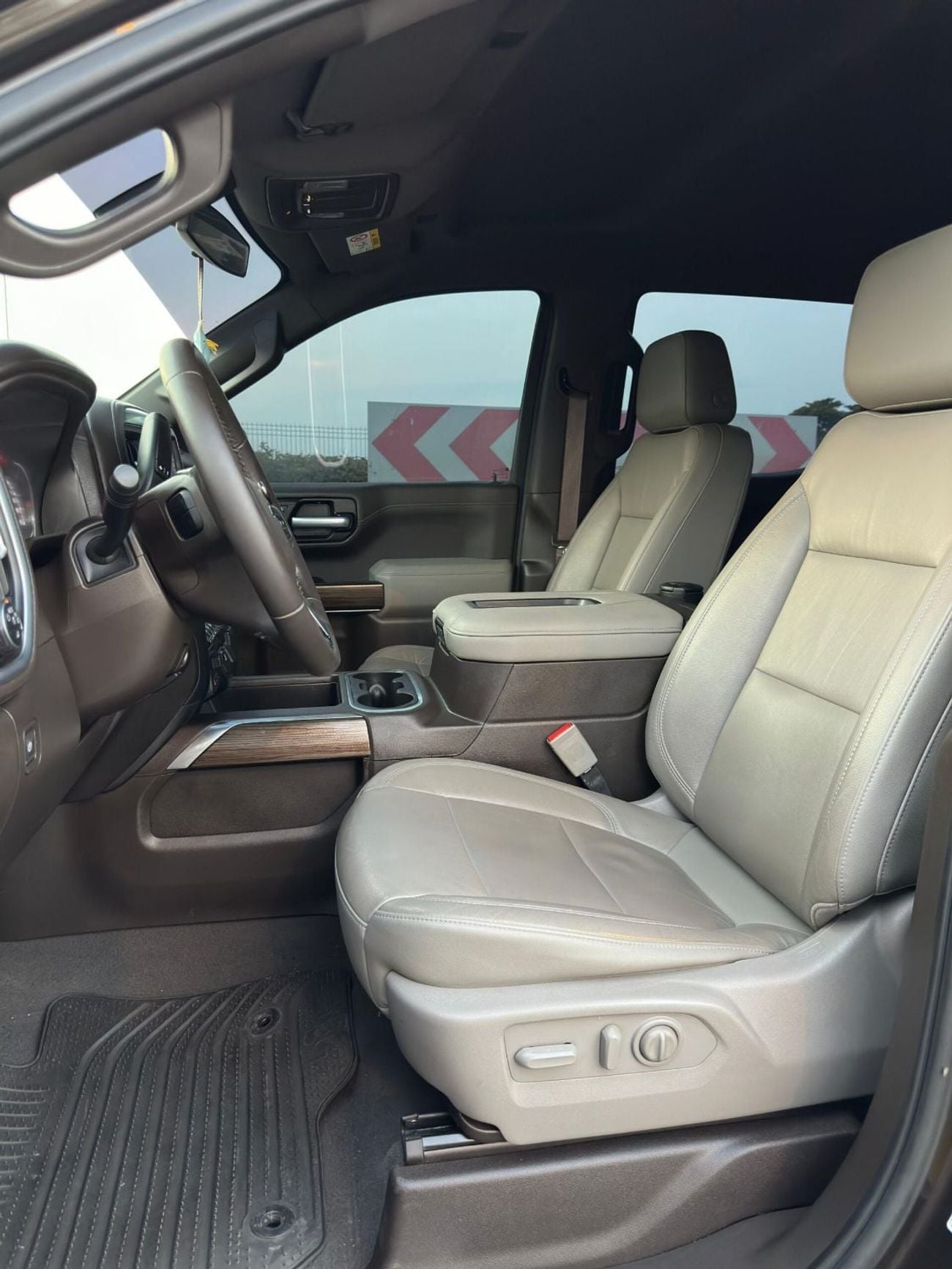 شيفروليه سيلفارادو 1500 CREW/CAB RST