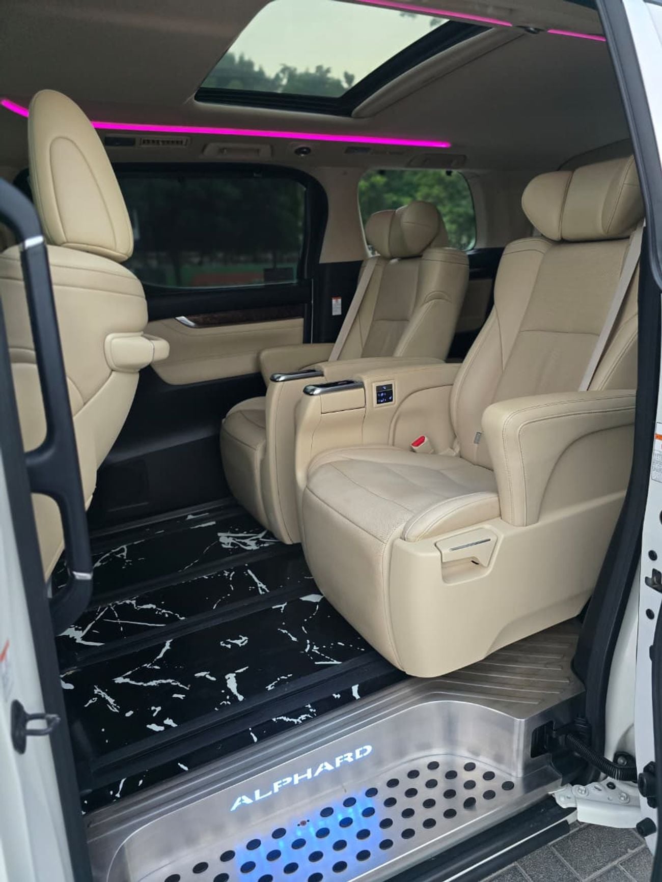 Toyota Alphard LIMITED 2019 Toyota Alphard V6 // Perfect condition // Single owner // Full option