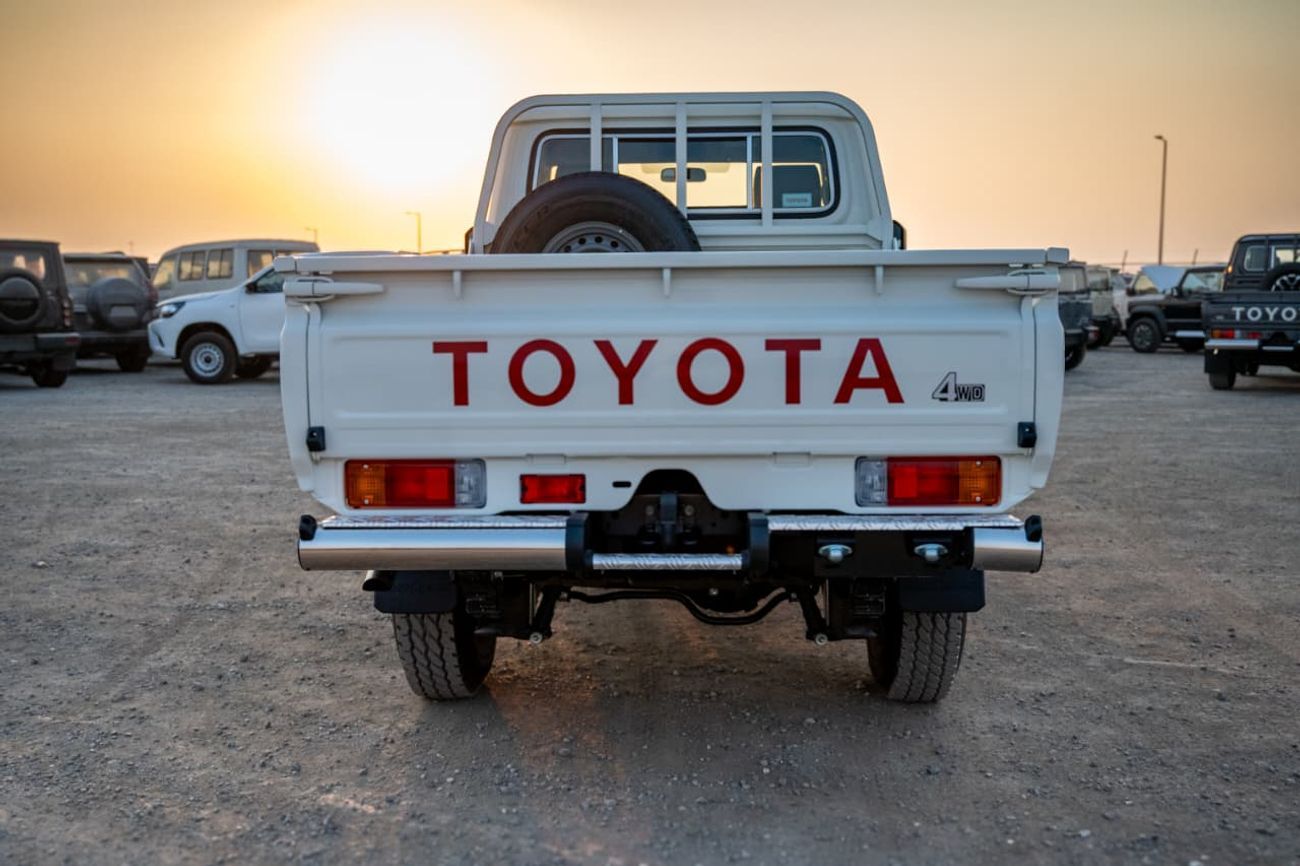 Toyota Land Cruiser Pick Up LC 79 SINGLE CABIN 2.8 DIESEL AUTOMATIC 2.8L, 4-cylinder, DOHC, Turbo Diesel . 3 seats . 2 Doors