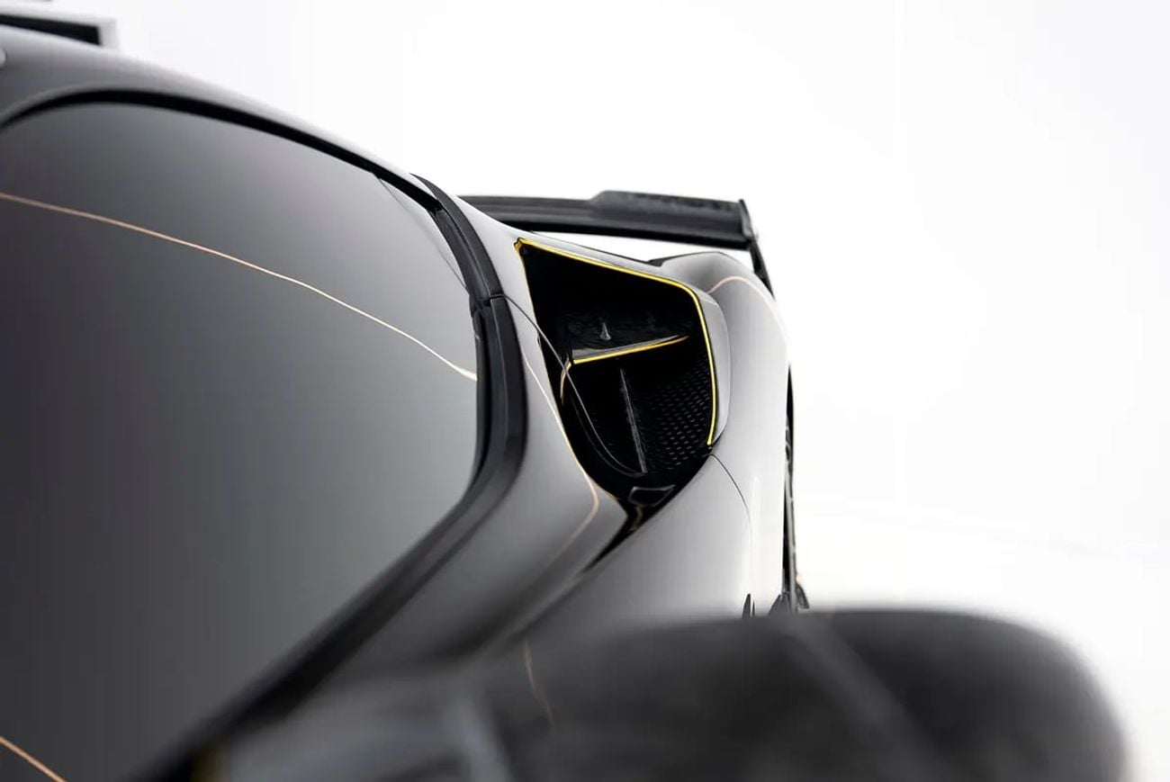 فيراري SF90 ستراديل سترادالي CUSTOM WIDE-BODY KIT | SERVICE CONTRACT | GCC SPECS | 6,715 KM