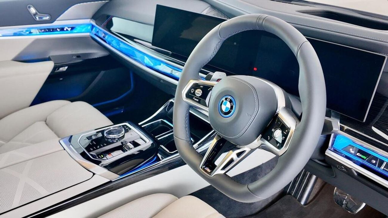 بي أم دبليو 750e xDRIVE بي إم دبليو 750E إم سبورت إكس درايف للتصدير فقط، قيادة يمين